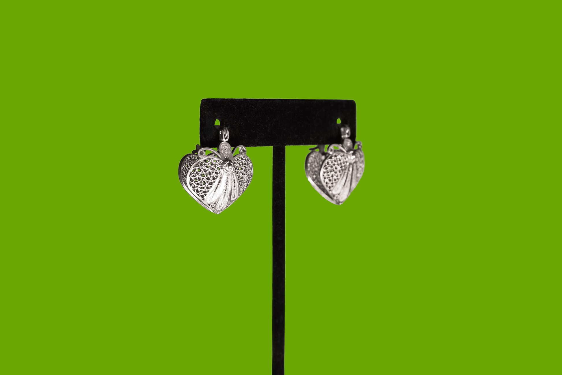 Amada-Handmade-Earrring-Lateral
